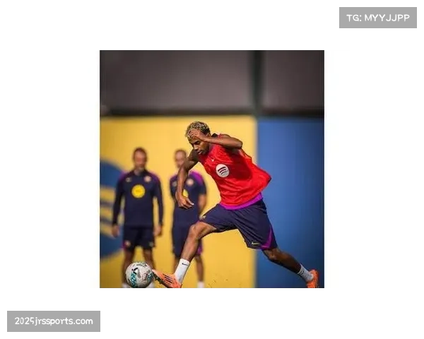 争议瞬间：阿劳霍禁区内争顶时与对方前锋相撞倒地，裁判未予判罚